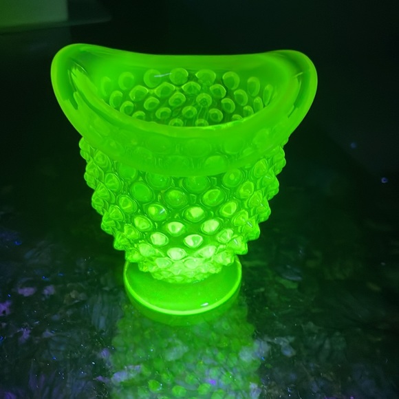 Fenton topaz  Opalescent hobnail mini hat-shaped bud vase - Picture 3 of 11